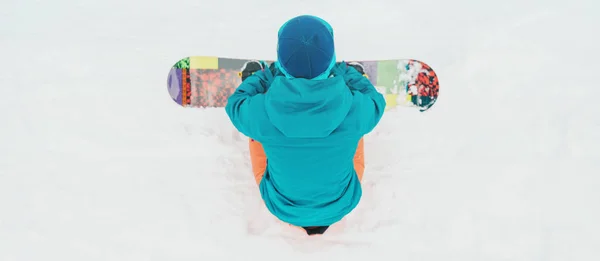 Snowboardzista odpoczynku na śniegu — Zdjęcie stockowe