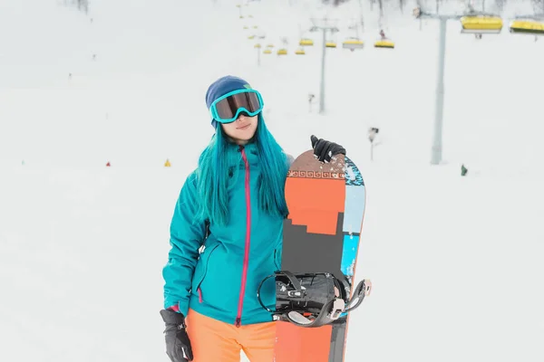 Kobiece snowboardzista na ośrodek narciarski — Zdjęcie stockowe
