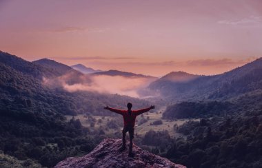 Mutlu genç adam dağlarda