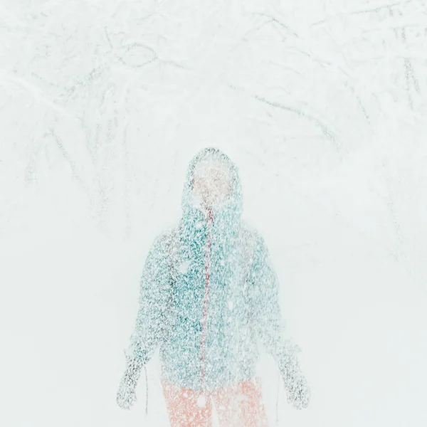 Femme debout sous la neige tombante — Photo