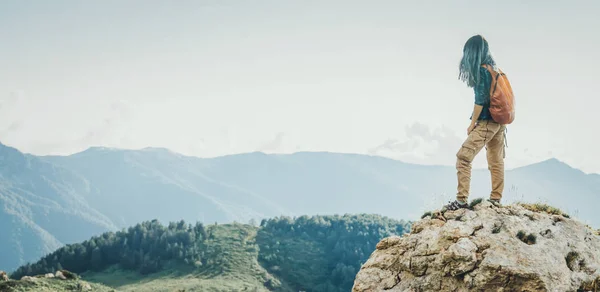 Wędrowna kobieta patrząca na góry — Zdjęcie stockowe