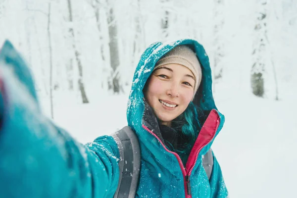 Menina fazendo selfie no inverno — Fotografia de Stock