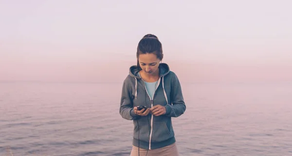 Fitness mujer escuchando música al aire libre —  Fotos de Stock