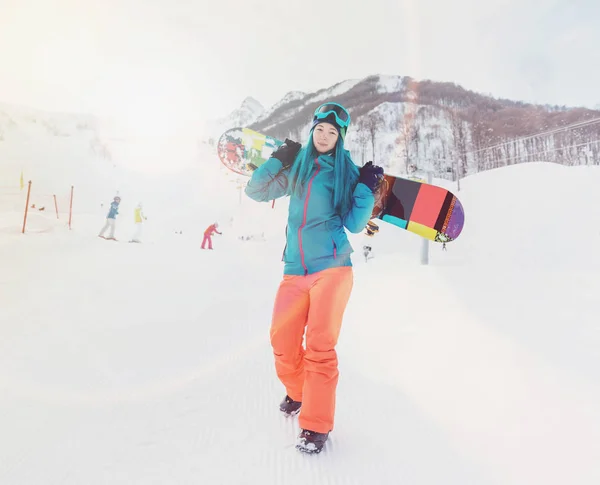 Chica con snowboard en estación de esquí . — Foto de Stock
