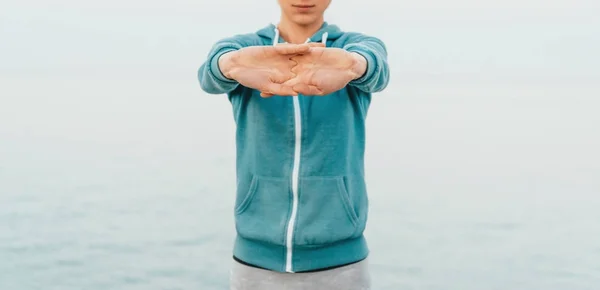 Woman warming up her hands — Stock Photo, Image