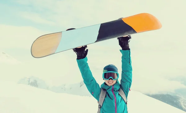 행복 한 젊은 여자의 snowboarder — 스톡 사진