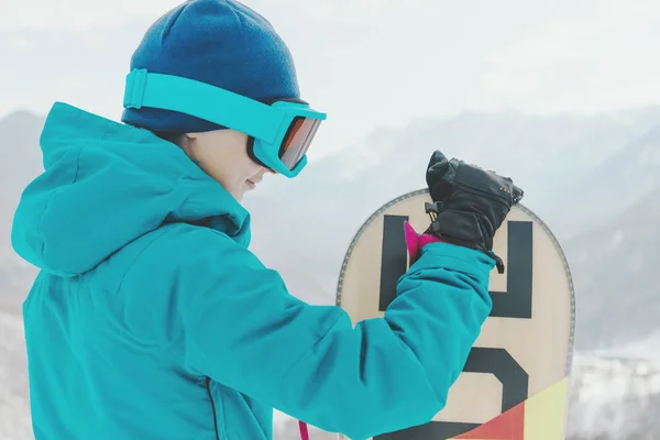 Chica jinete con snowboard al aire libre — Foto de Stock