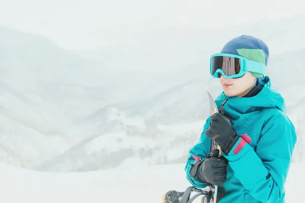 Menina desportiva com snowboard no inverno — Fotografia de Stock