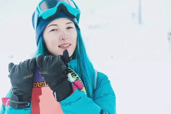 Dívka snowboardista na lyžařské středisko. — Stock fotografie