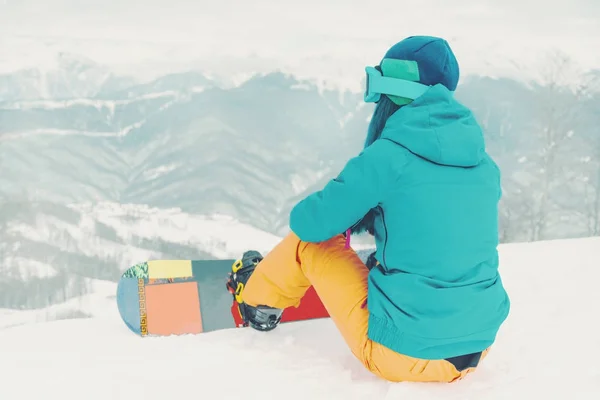 Snowboarder mirando las montañas. — Stockfoto