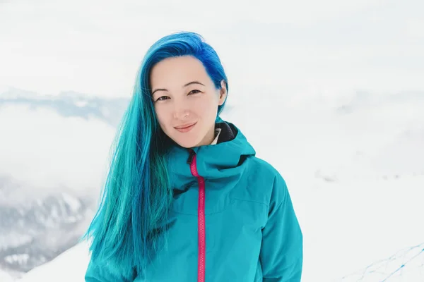 Menina sorridente bonita ao ar livre — Fotografia de Stock