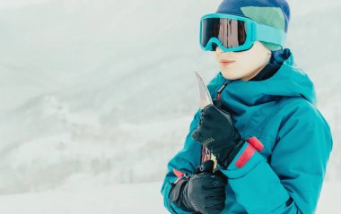 Snowboard kışın ile gülümseyen kız