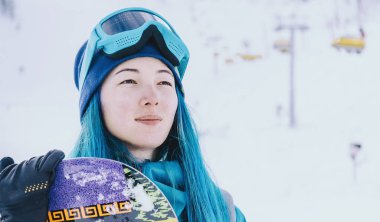 Genç kadın snowboard Kayak Merkezi üzerinde 