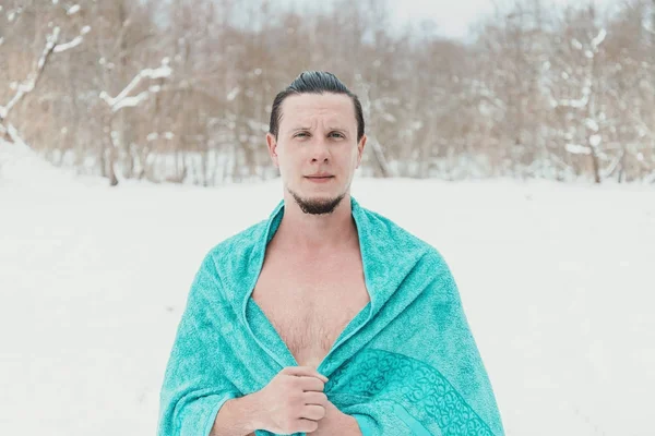 Młody człowiek hartowanie w zimie — Zdjęcie stockowe
