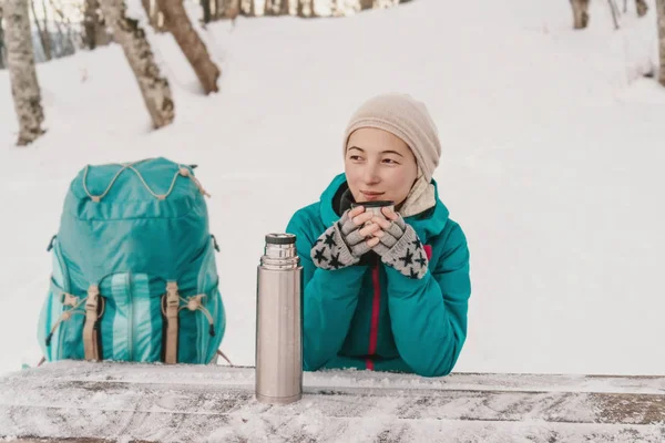 Viaggiatore che beve tè in inverno — Foto Stock