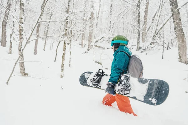 Freerider chůzi s snowboard v lese — Stock fotografie