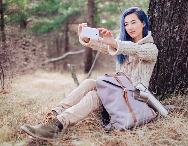 Viaggiatore ragazza facendo selfie — Foto Stock