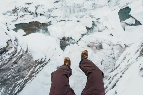 POV imagen del hombre sentado sobre el río — Foto de Stock