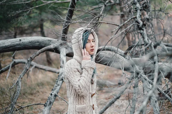 Smutná dívka procházky v lese — Stock fotografie