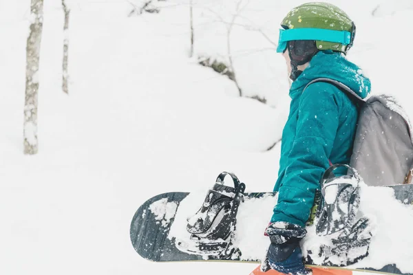Freerider caminando con snowboard en invierno — Foto de Stock