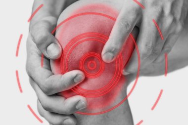 Bir erkek diz ağrısı.