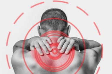 bir erkek boyun ağrısı.