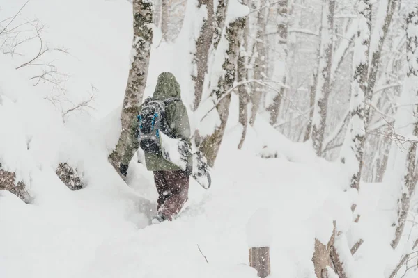 Wandelen in de winter, focus op voorgrond snowboarder. — Stockfoto