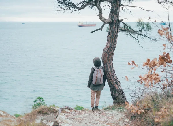 Kvinnliga resenären tittar på havet — Stockfoto