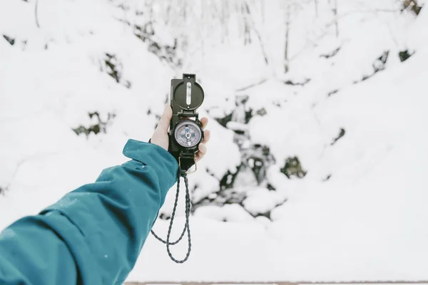 Recherche de direction avec boussole en hiver — Photo