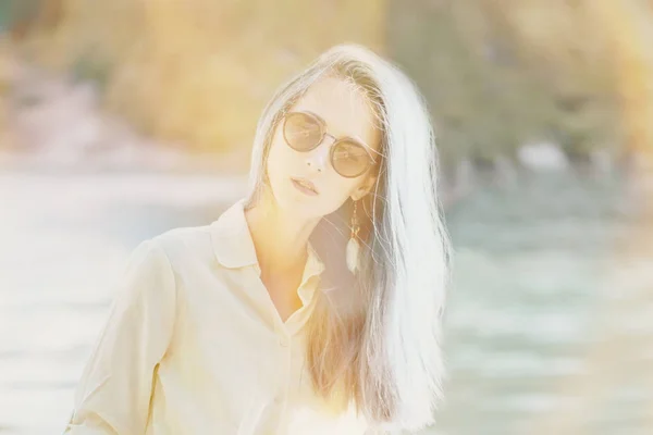 Portret van een jonge vrouw in zonnige dag — Stockfoto