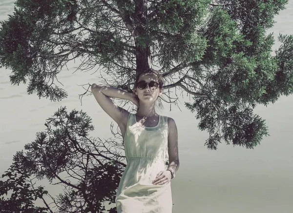 여름에 나무에 휴식 하는 여자. — 스톡 사진