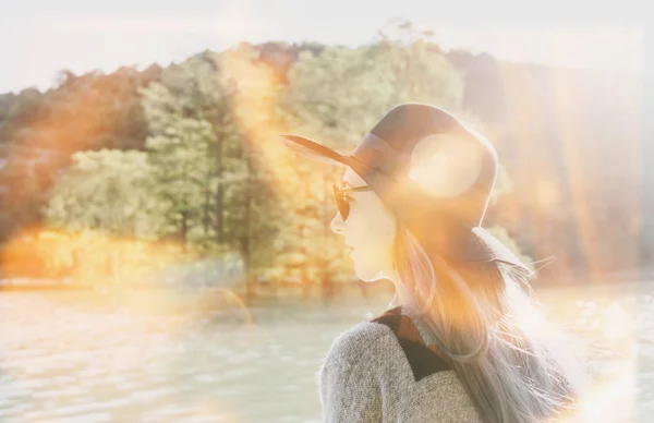 Vrouw rustend op lake in het voorjaar. — Stockfoto