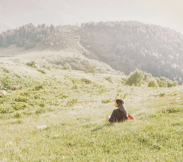 Mujer descansando en el prado de montaña . — Foto de Stock