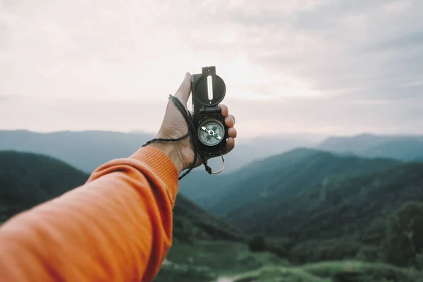 POV imagen con brújula en las montañas — Foto de Stock