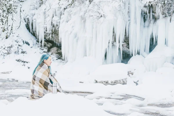 Κορίτσι ανάπαυσης εξωτερική το χειμώνα — Φωτογραφία Αρχείου