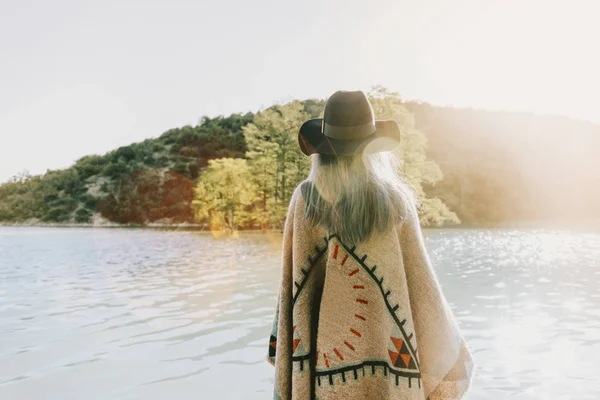 Göl kenarında yürüyen Boho tarzı kadın. — Stok fotoğraf
