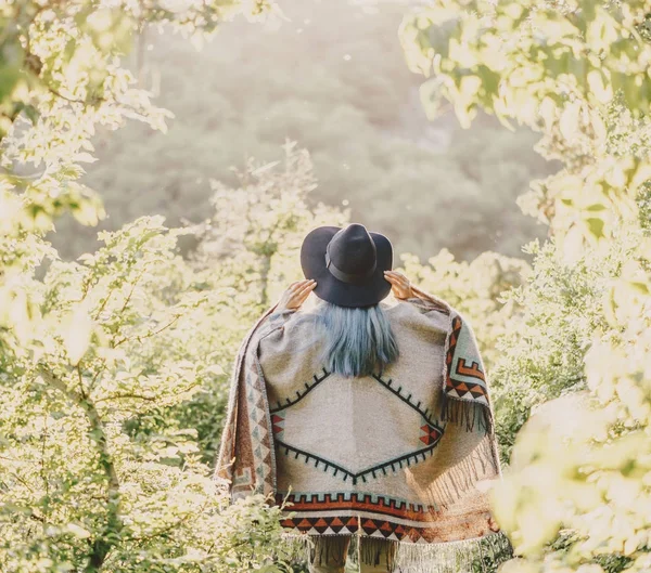 Boho estilo menina andando no parque — Fotografia de Stock