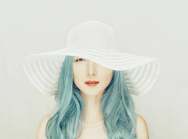 모자에서 아름 다운 여자. — 스톡 사진