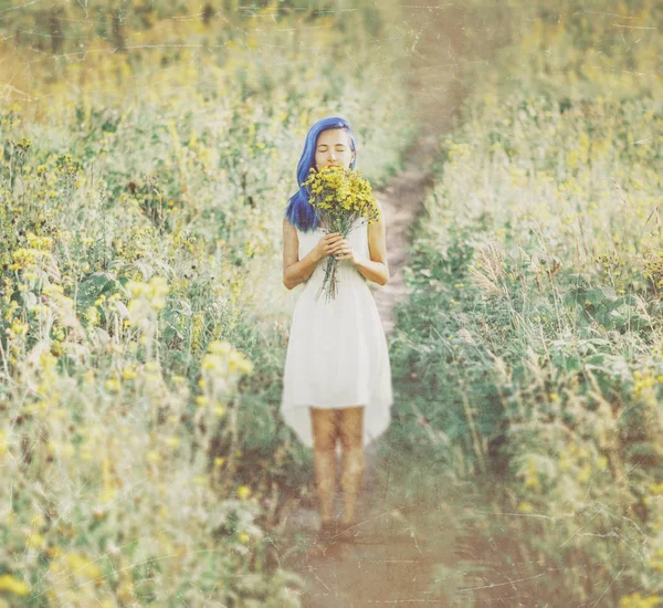 夏の花束を持つ女性. — ストック写真