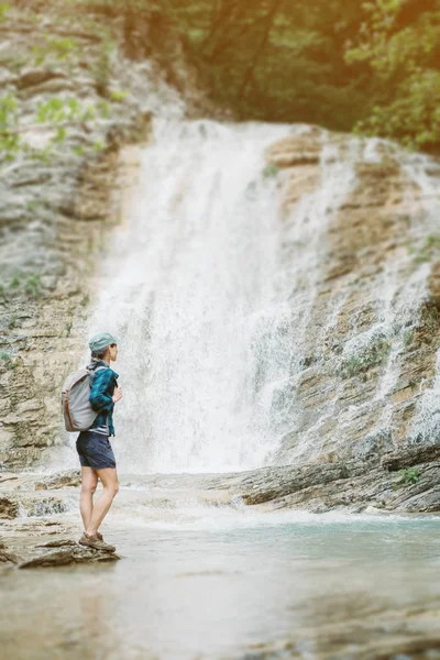 Explorer dívka při pohledu na vodopád. — Stock fotografie