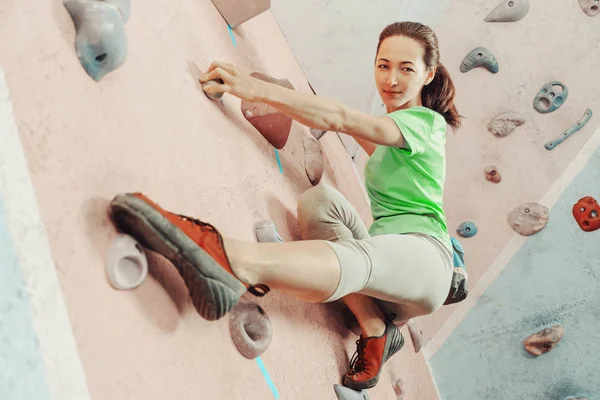 Sportwoman climbing in gym. — Stock Photo, Image