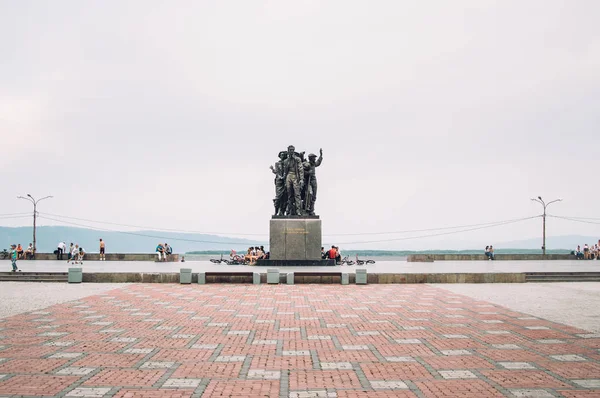 Komsomolsk-On-Amur, Rusya, 11 Temmuz 2015: ilk boğa anıt — Stok fotoğraf