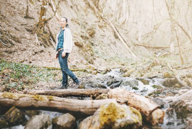 Kadın bir nehir geçiş.