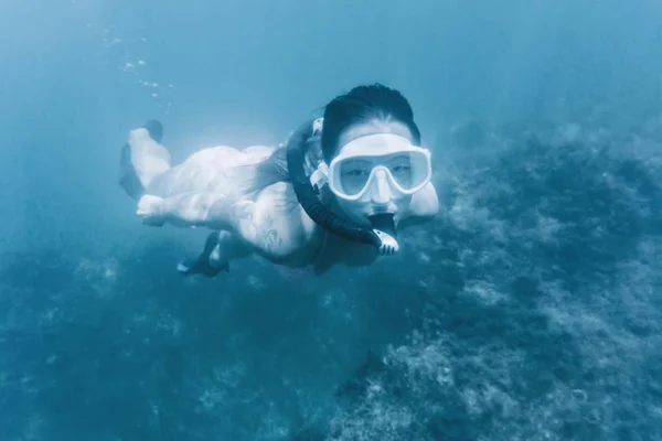 Ragazza che fa snorkeling in mare blu profondo . — Foto Stock