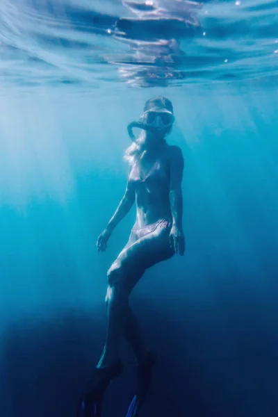 Bella donna che fa snorkeling sott'acqua . — Foto Stock
