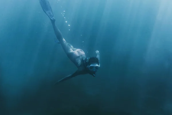 Freediver mujer nadando en aguas profundas . — Foto de Stock