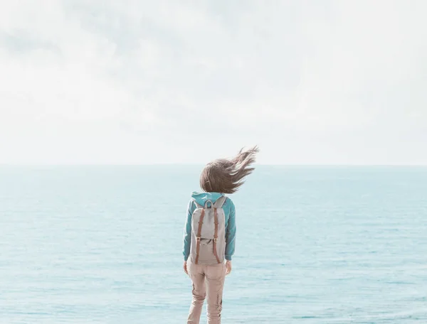 Ταξιδιώτης Νεαρή Γυναίκα Σακίδιο Στέκεται Στο Παρασκήνιο Στη Θάλασσα — Φωτογραφία Αρχείου