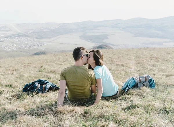 Liebendes Junges Paar Sitzt Und Küsst Auf Frühlingswiese — Stockfoto