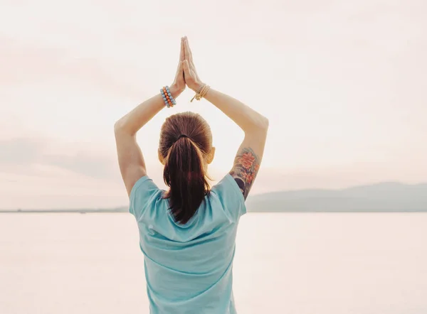 Mladá Žena Dělá Jógu Meditaci Pozadí Moře Modlí Gesto — Stock fotografie