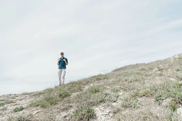 Jonge Man Met Rugzak Wandelen Buiten — Stockfoto